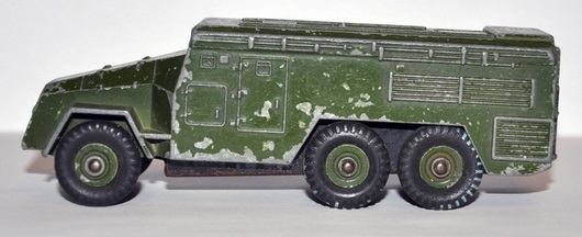 Armoured Command Vehicle N 677 DINKY TOYS.jpg