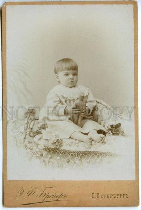 143817_malchik_igrushka_soldatik_brejer_peterburg.jpg
